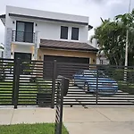 Coral Gabble Modern Mansion With Pool