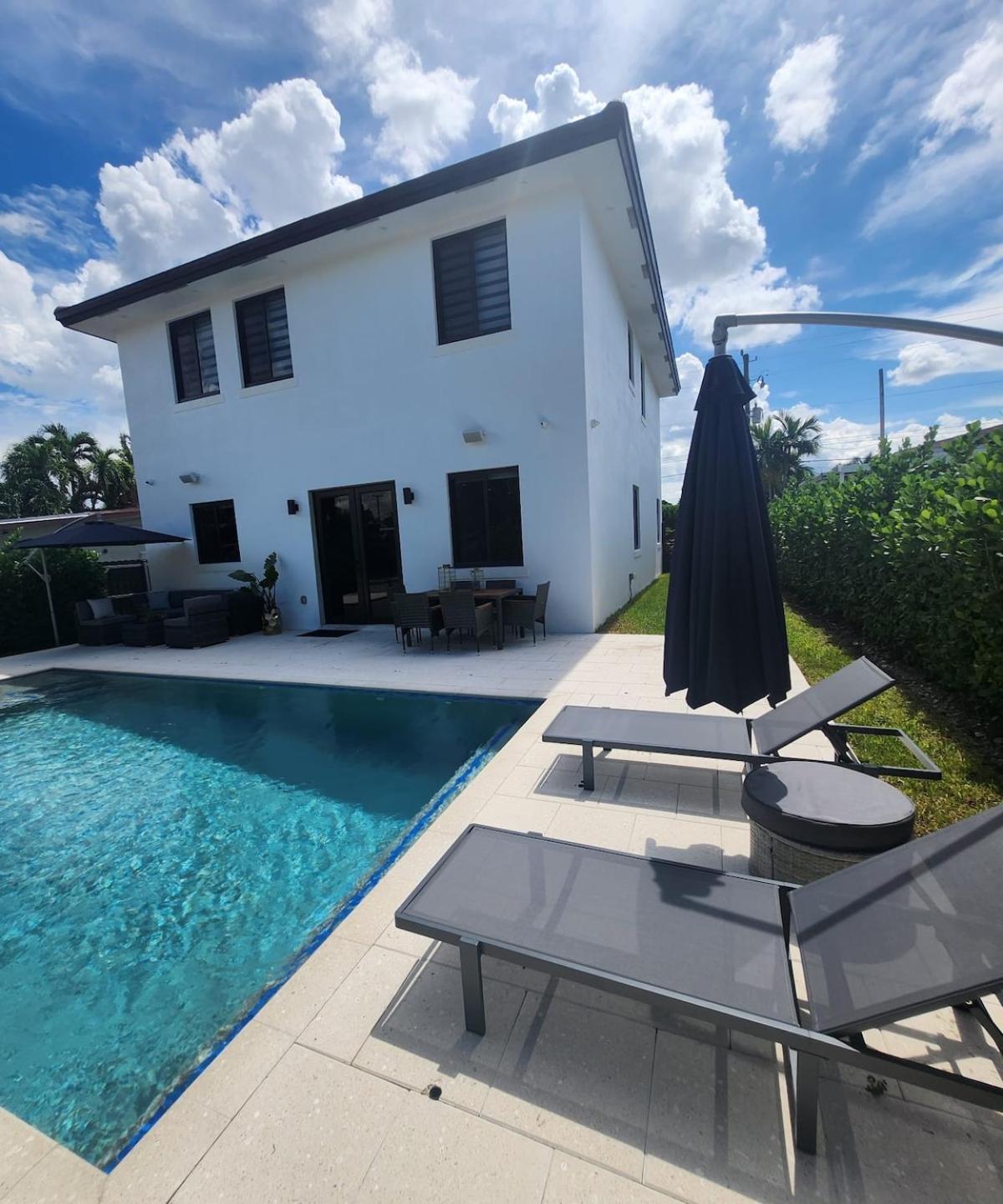 Coral Gabble Modern Mansion With Pool Villa