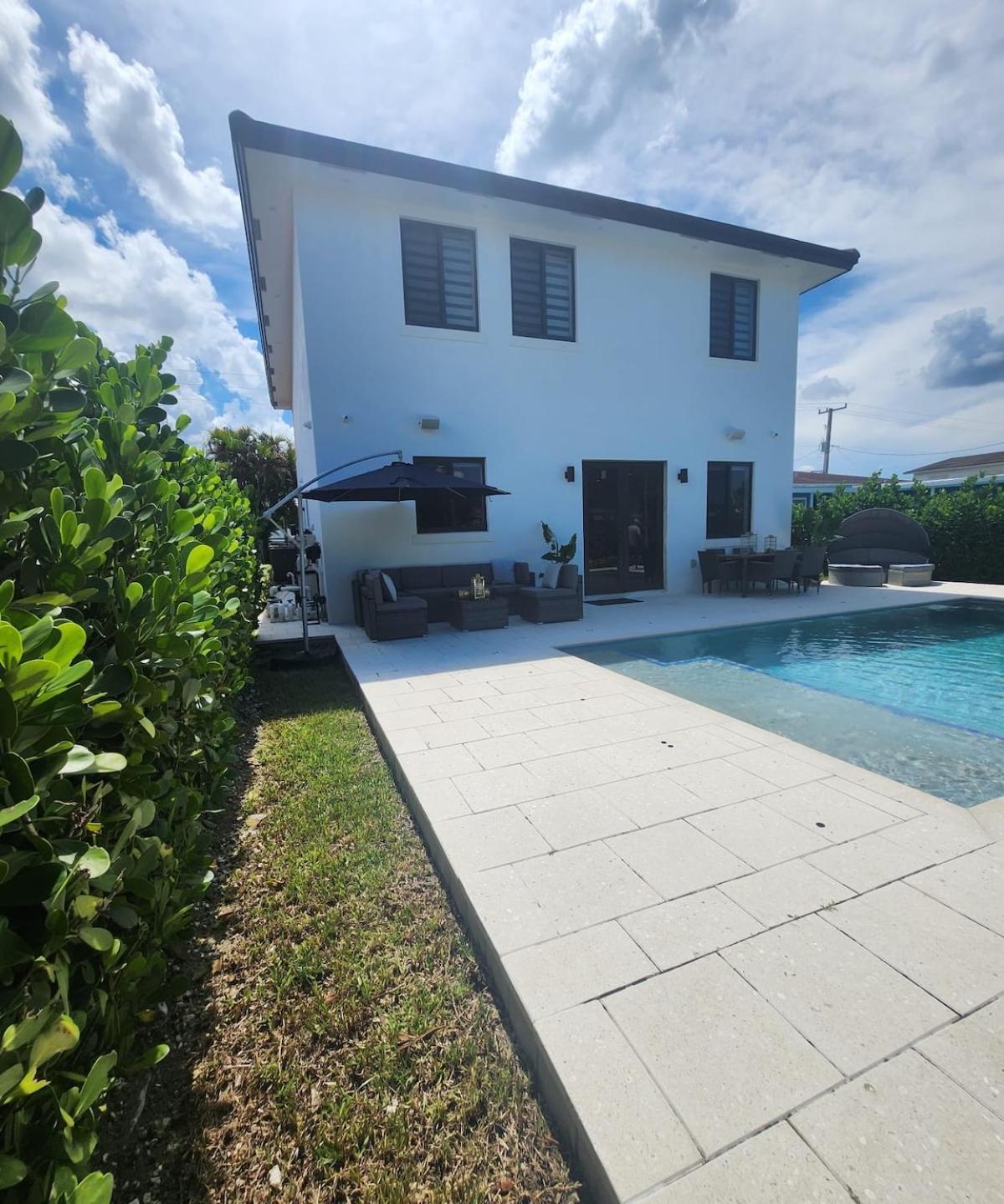 Coral Gabble Modern Mansion With Pool