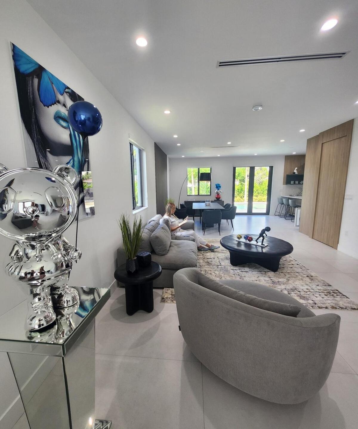 Coral Gabble Modern Mansion With Pool